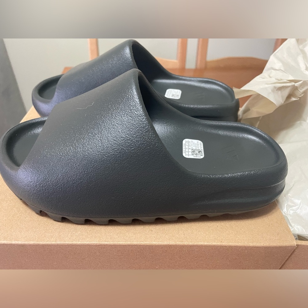 COPY - Yeezy slides Dark Onyx, size 5, fits like women size 6.5